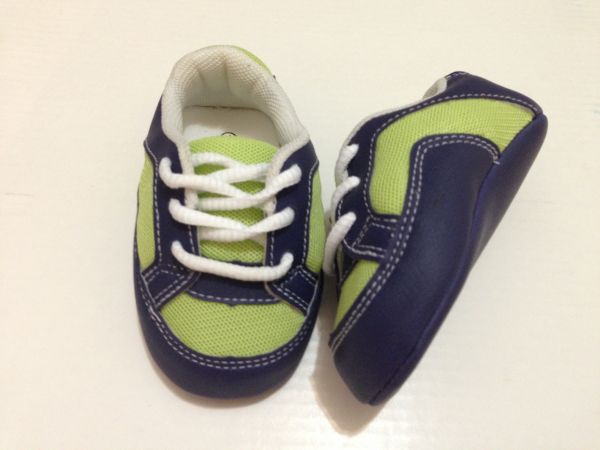 Tênis azul marinho e verde